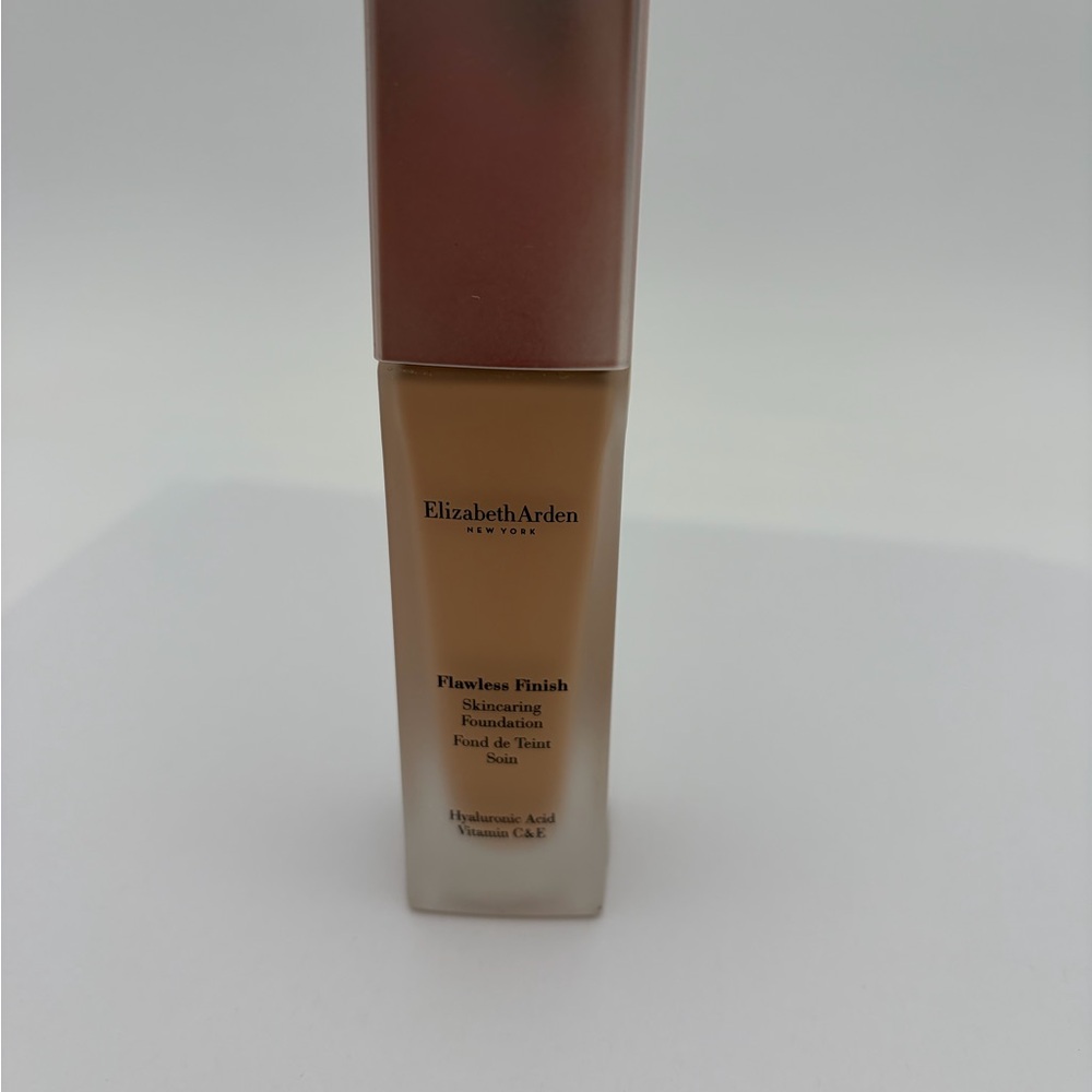 Elizabeth Arden Foundation 340W - Medium to tan skin with warm and peach New